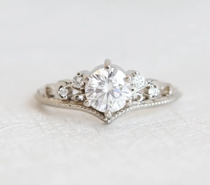 Rings capucinne Bella Vintage Moissanite And Diamond Ring